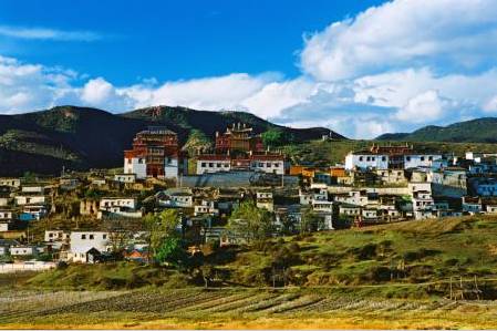 File:Gedain Songtsanling Monastery.jpg